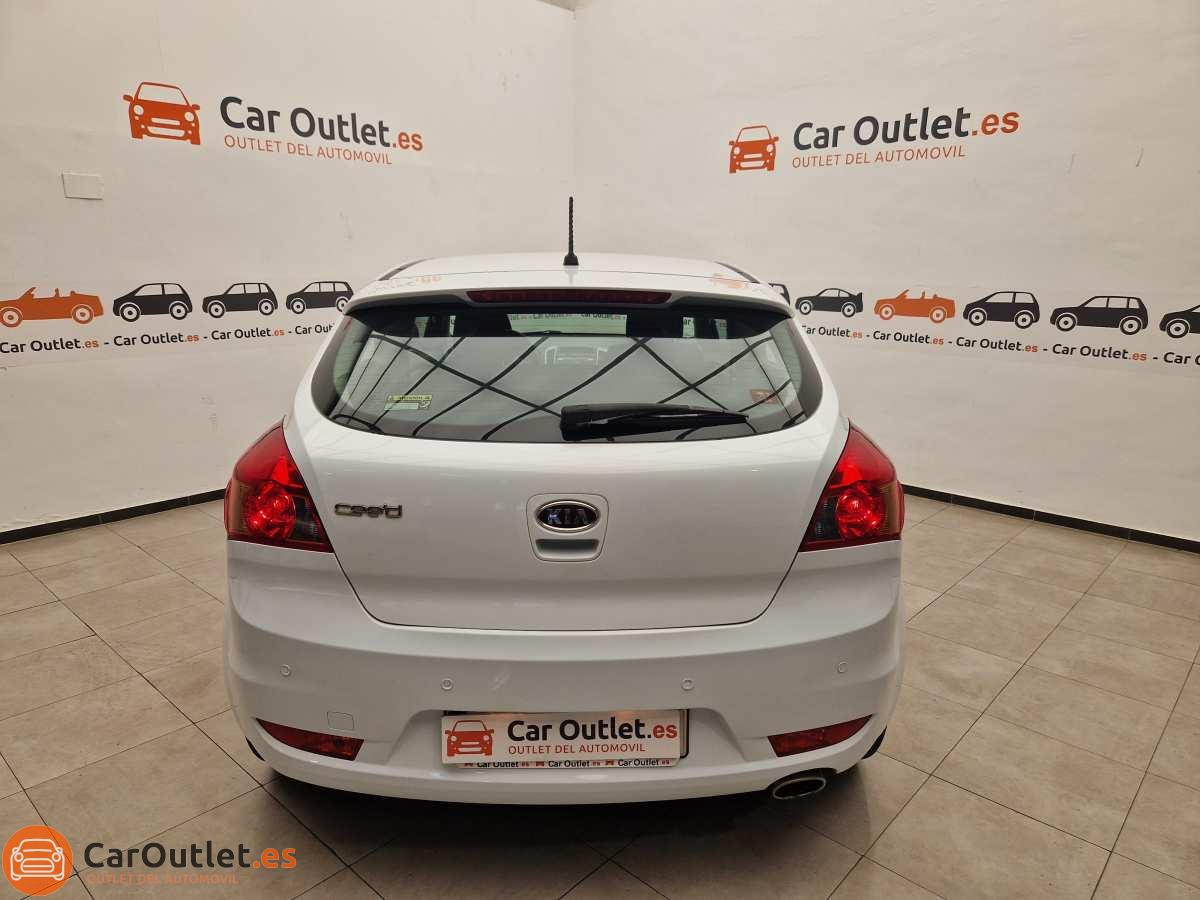 8 - Kia Cee'd 2011 - AUTO