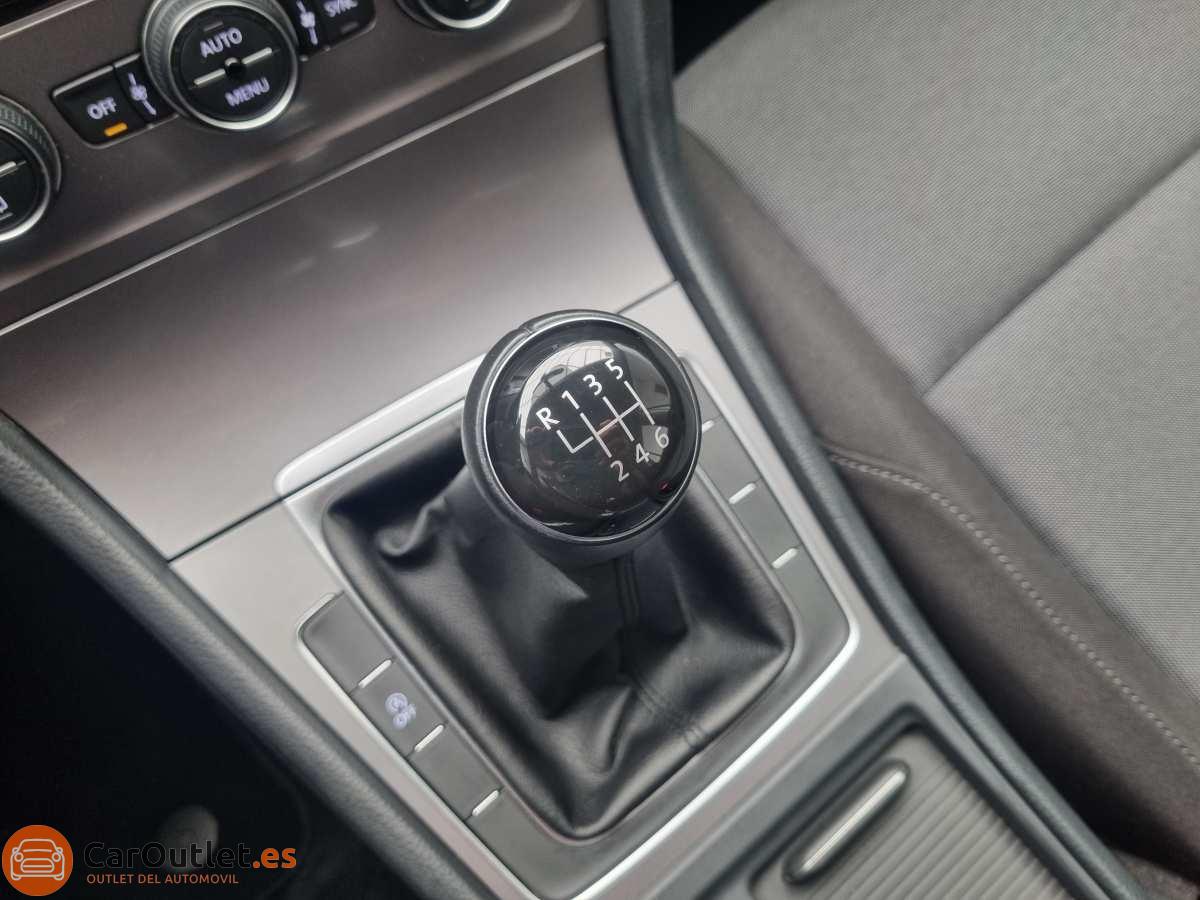 28 - Volkswagen Golf 2015