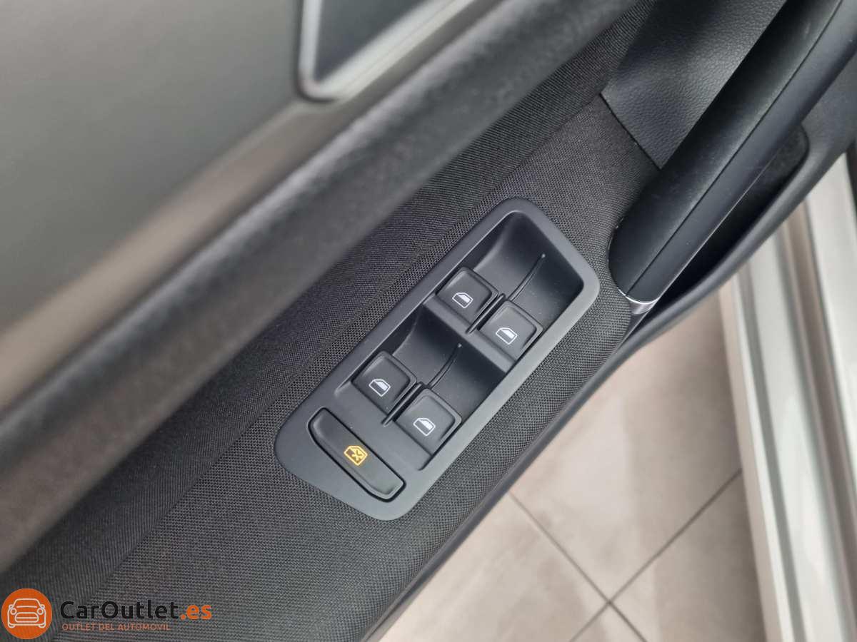 13 - Volkswagen Golf Sportsvan 2014