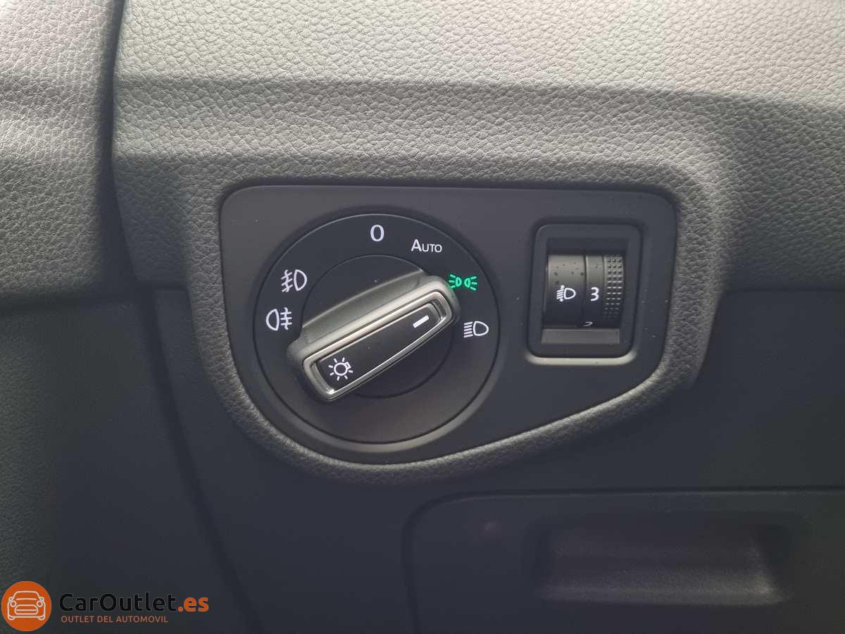 25 - Volkswagen Golf Sportsvan 2014