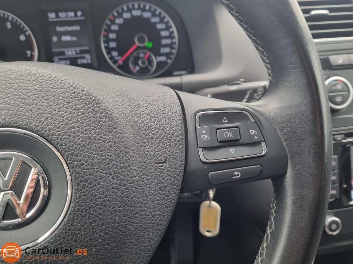21 - Volkswagen Touran 2013 - AUTO