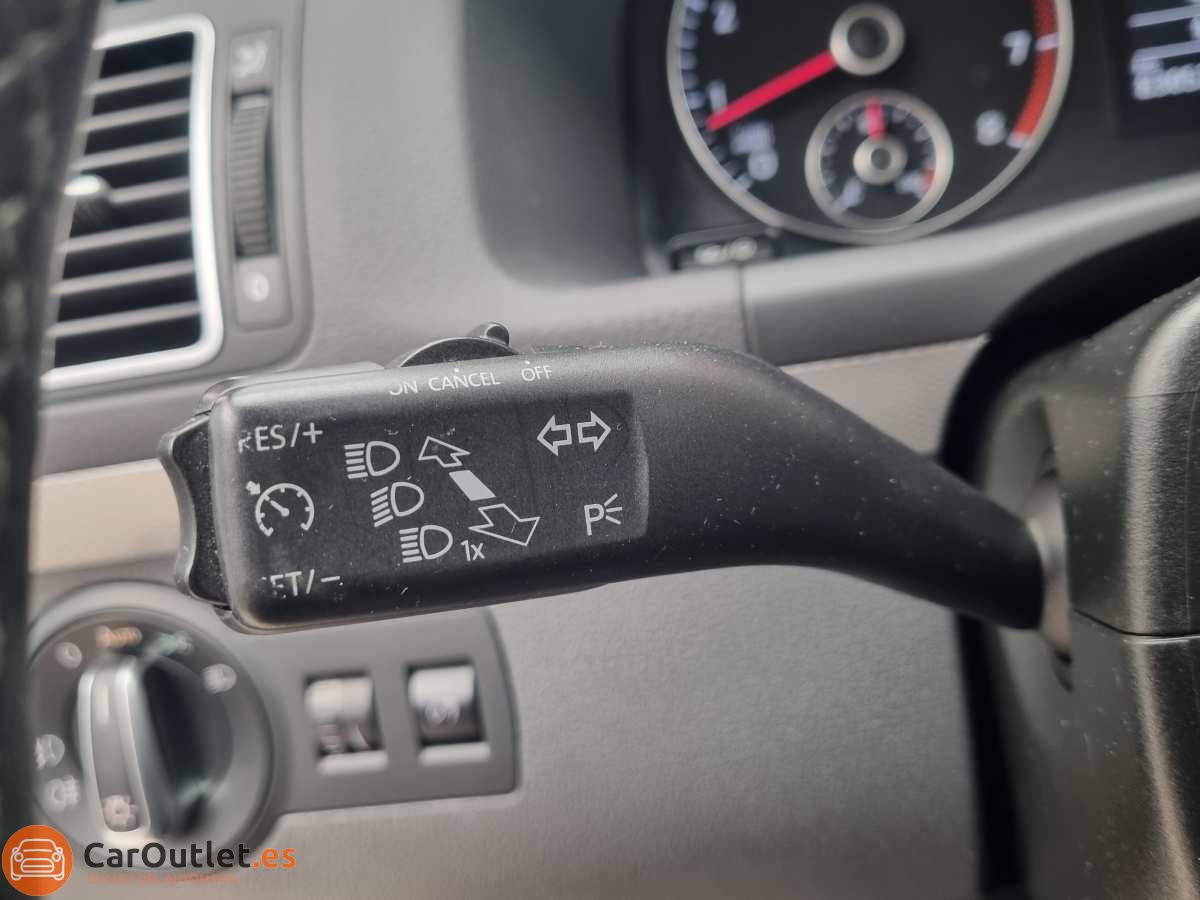 24 - Volkswagen Touran 2013 - AUTO