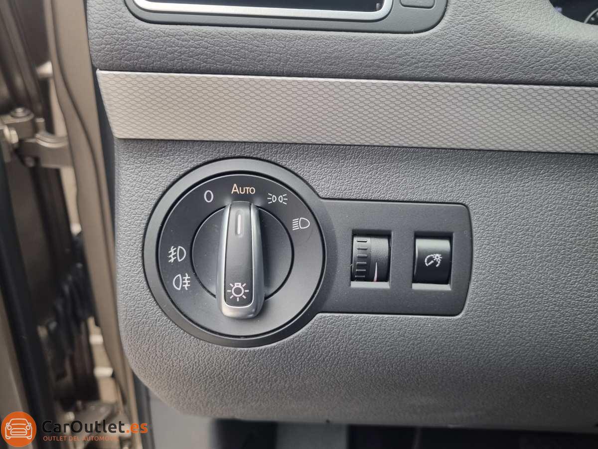 25 - Volkswagen Touran 2013 - AUTO