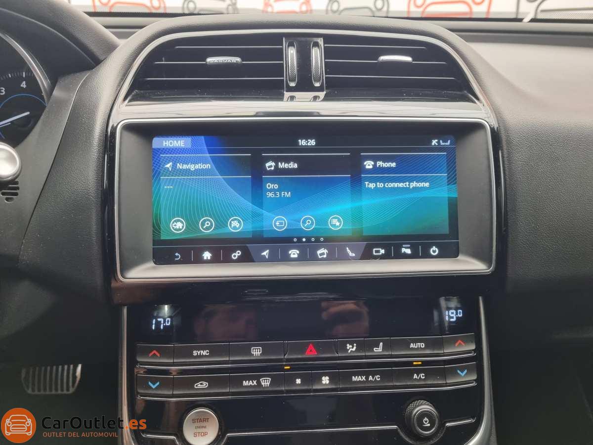 25 - Jaguar XE 2018 - AUTO