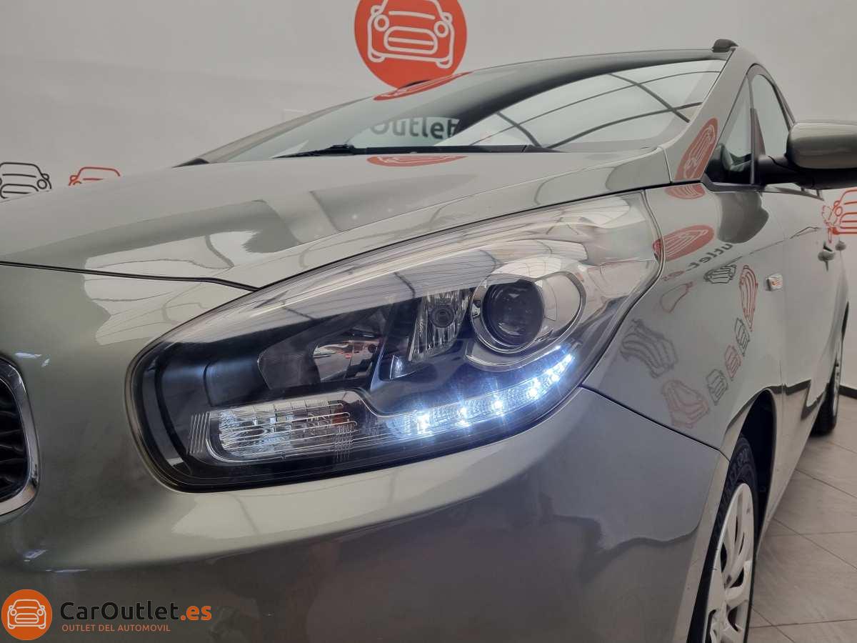 6 - Kia Carens 2015