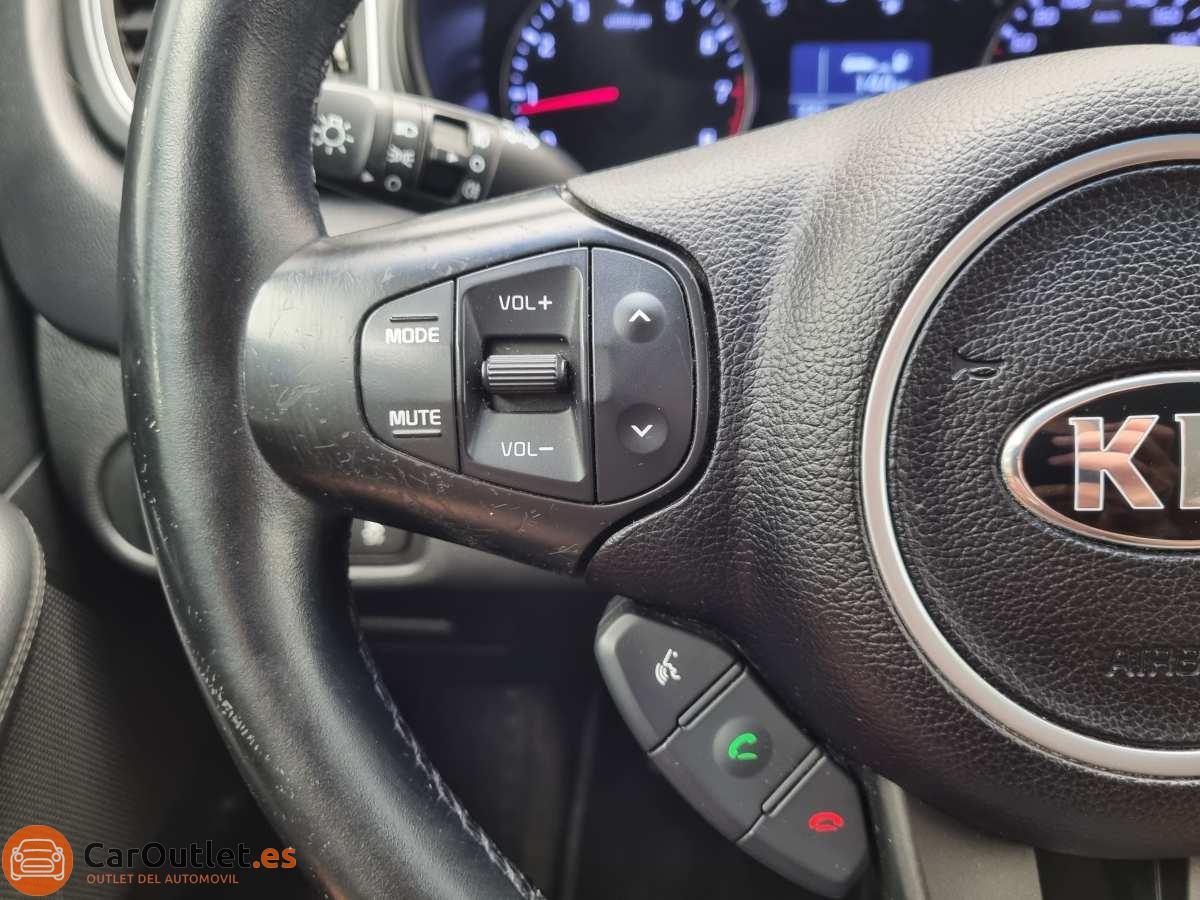 23 - Kia Carens 2015