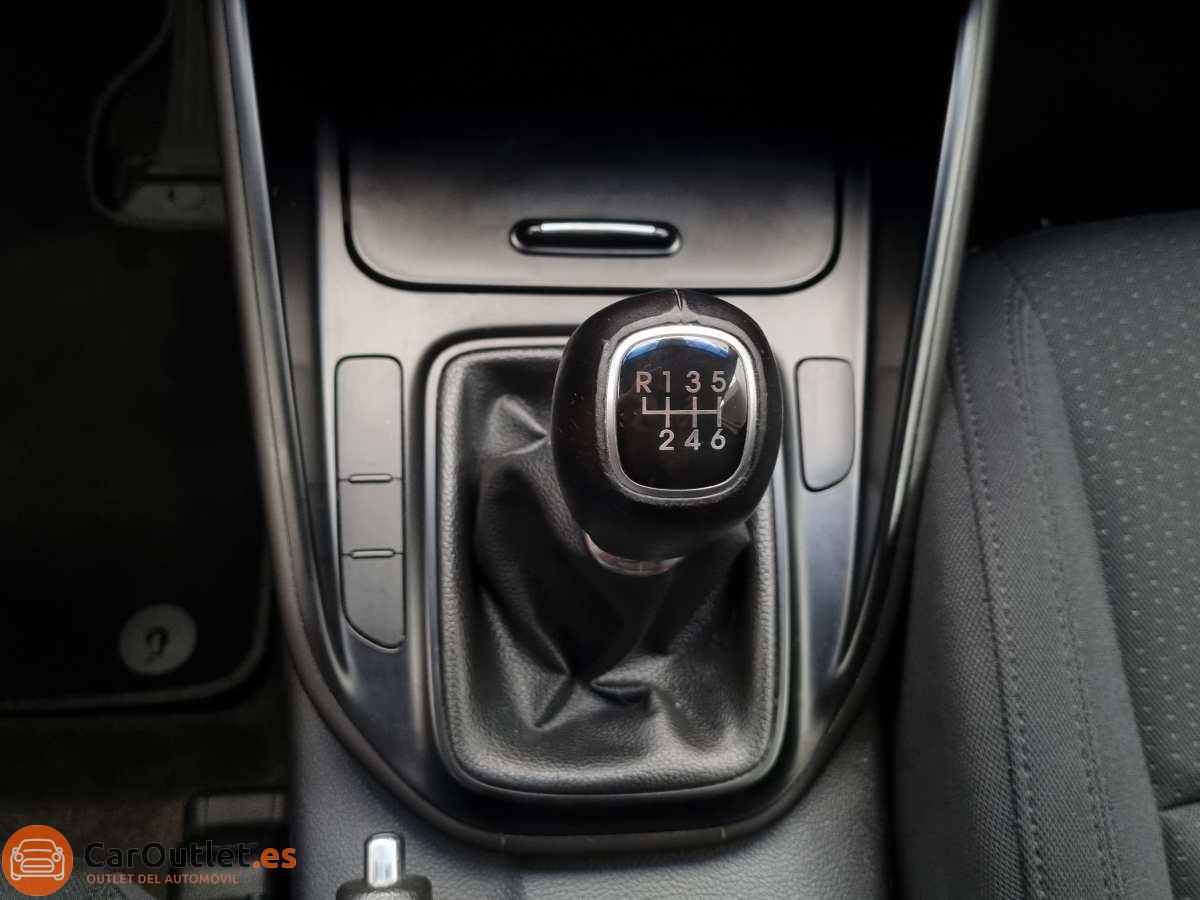 28 - Kia Carens 2015