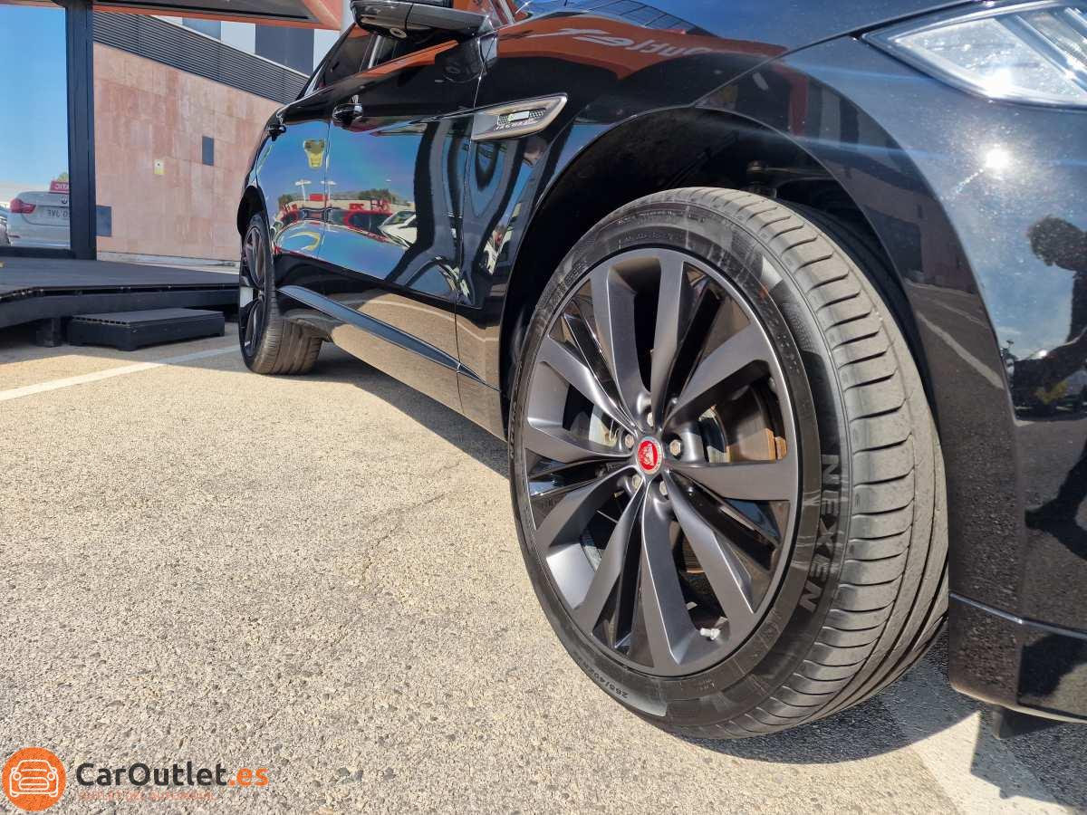 7 - Jaguar F-Pace 2017 - AUTO