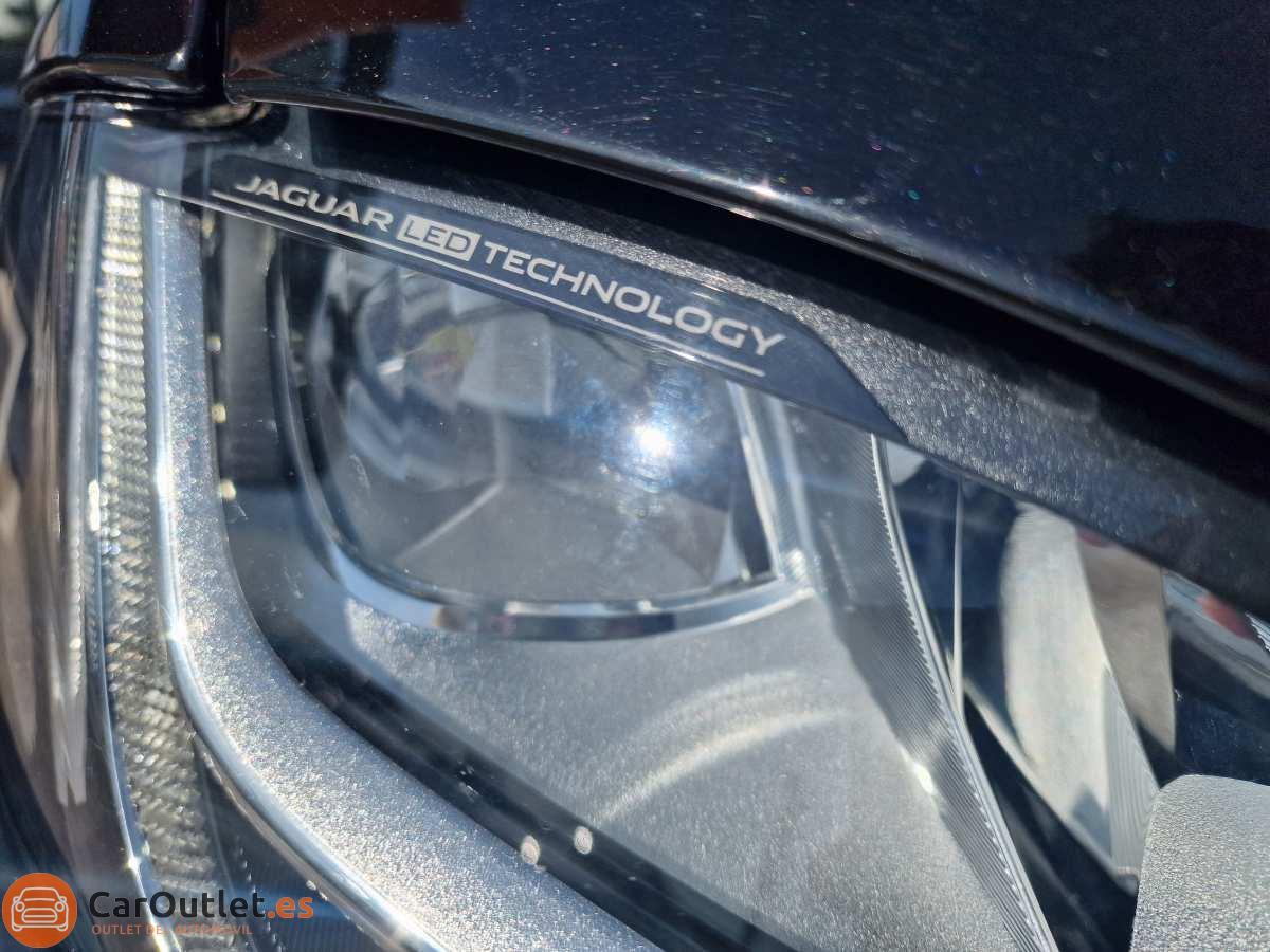8 - Jaguar F-Pace 2017 - AUTO