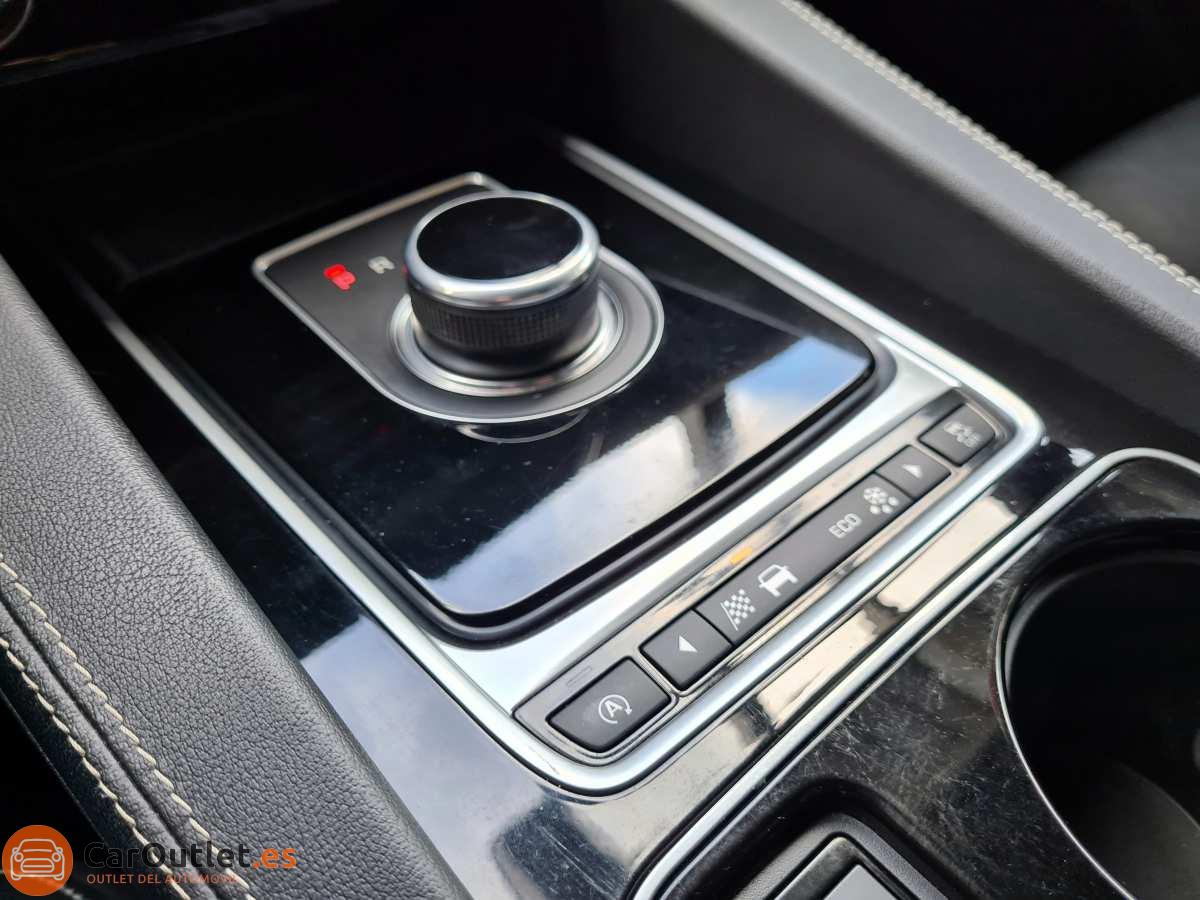18 - Jaguar F-Pace 2016 - AUTO