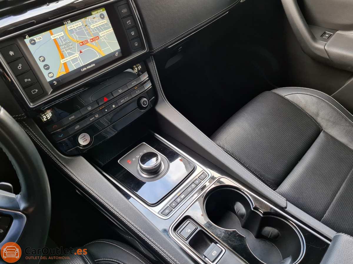 19 - Jaguar F-Pace 2016 - AUTO