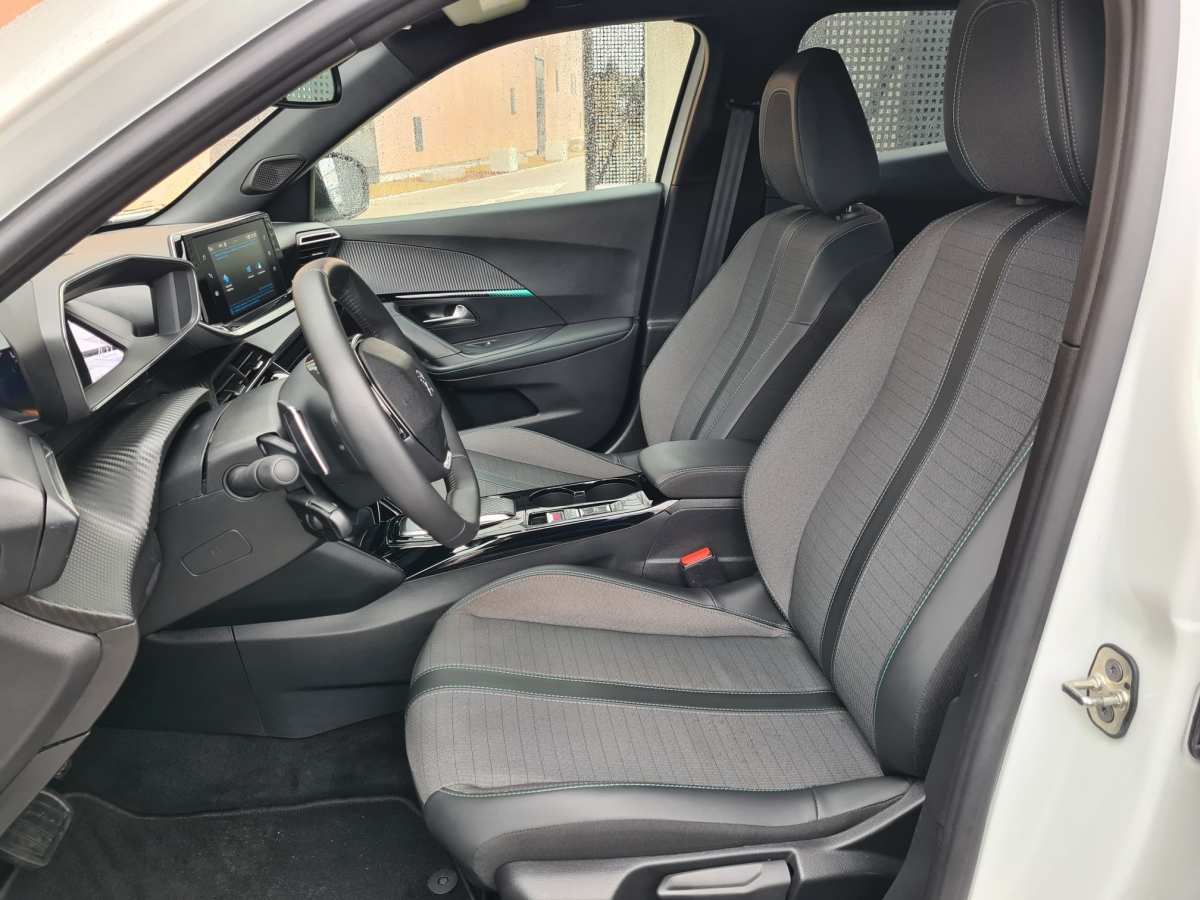 9 - Peugeot 2008 2023 - AUTO