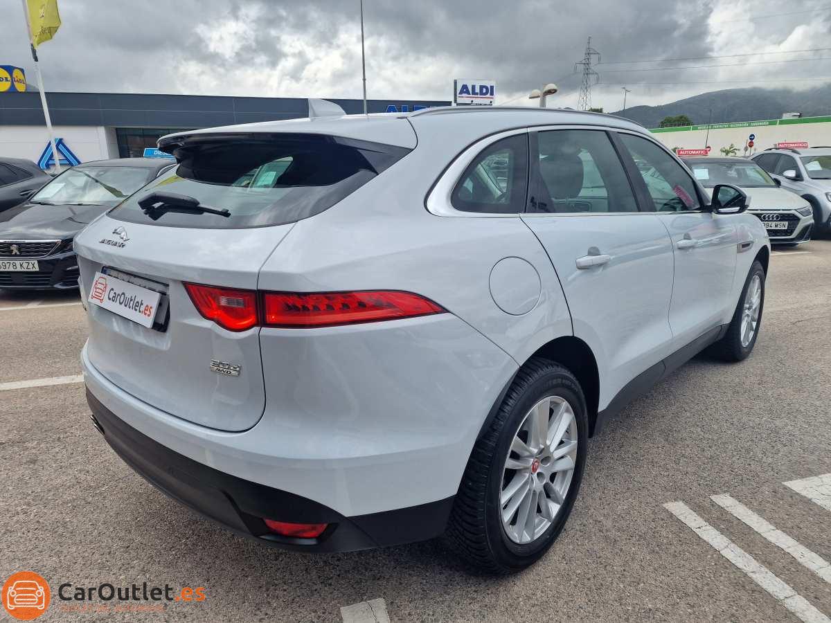 7 - Jaguar F-Pace 2017 - AUTO