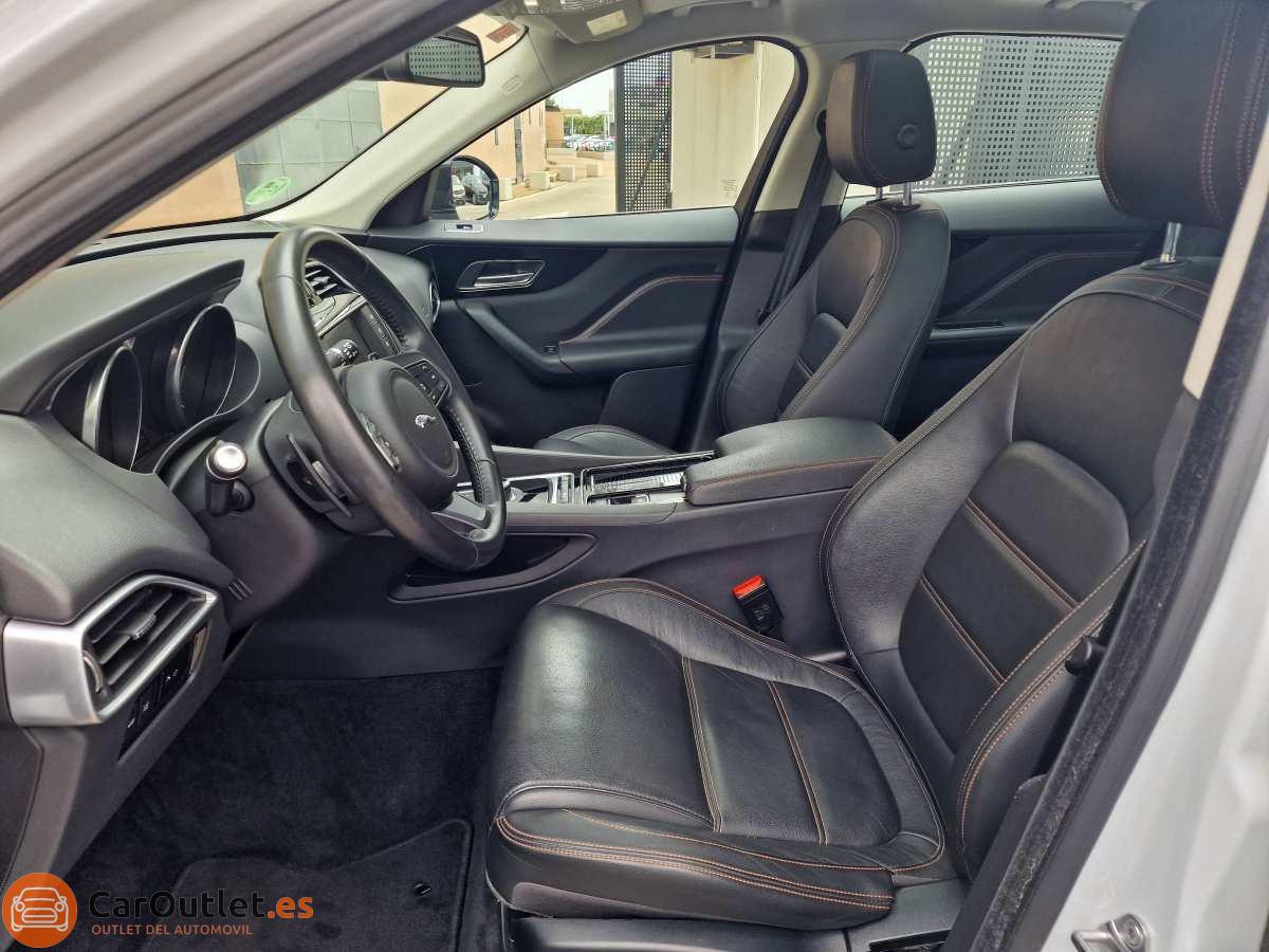 9 - Jaguar F-Pace 2017 - AUTO