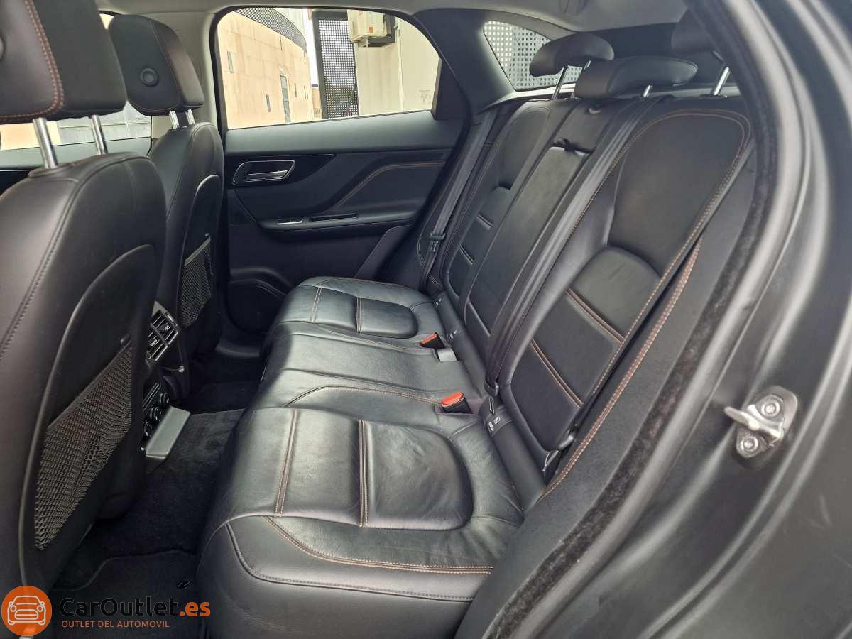 10 - Jaguar F-Pace 2017 - AUTO