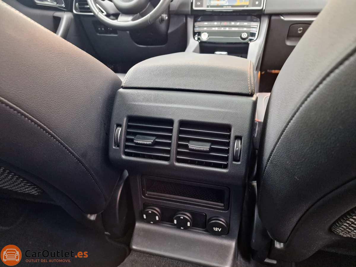 16 - Jaguar F-Pace 2017 - AUTO