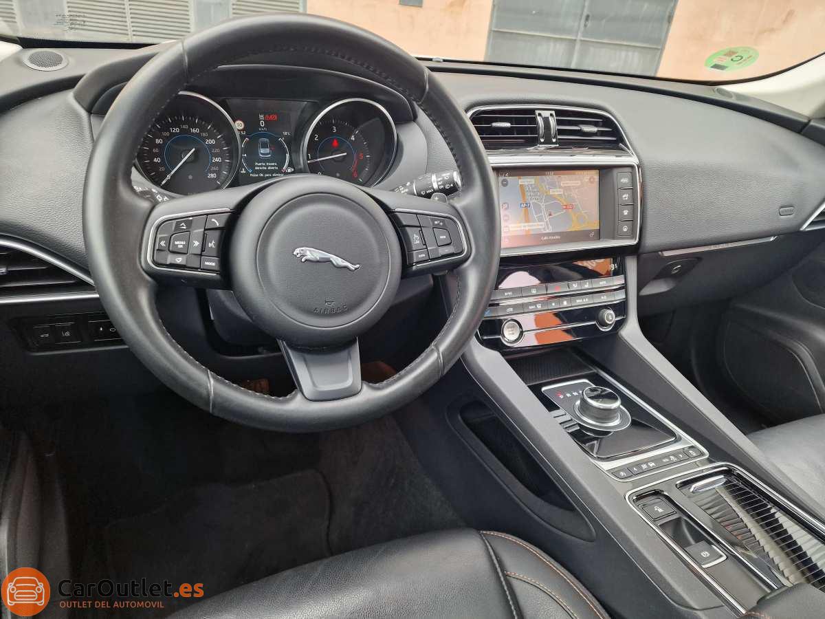 17 - Jaguar F-Pace 2017 - AUTO