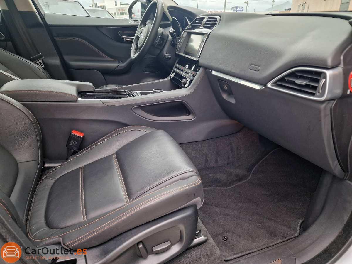 21 - Jaguar F-Pace 2017 - AUTO