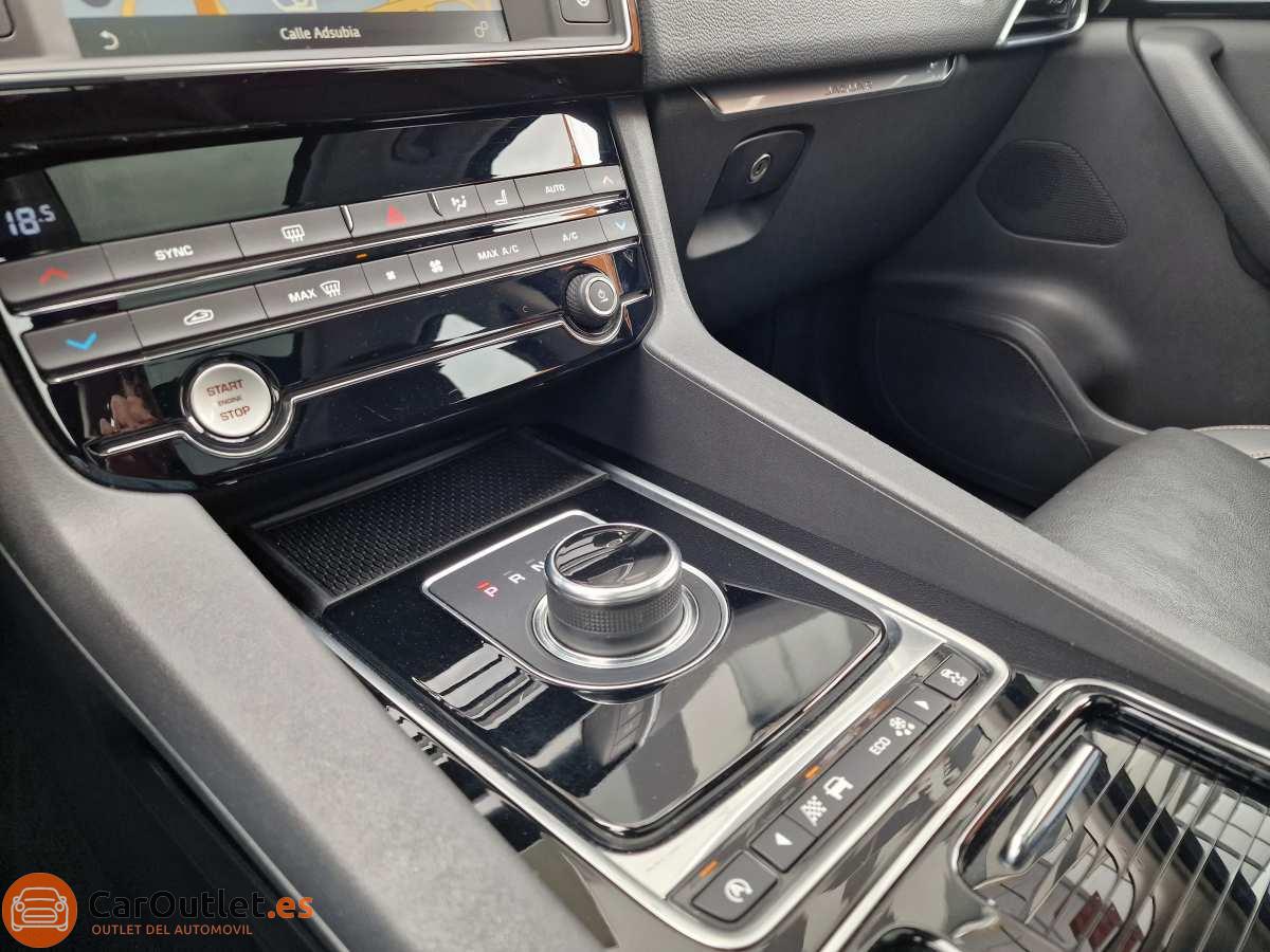 25 - Jaguar F-Pace 2017 - AUTO