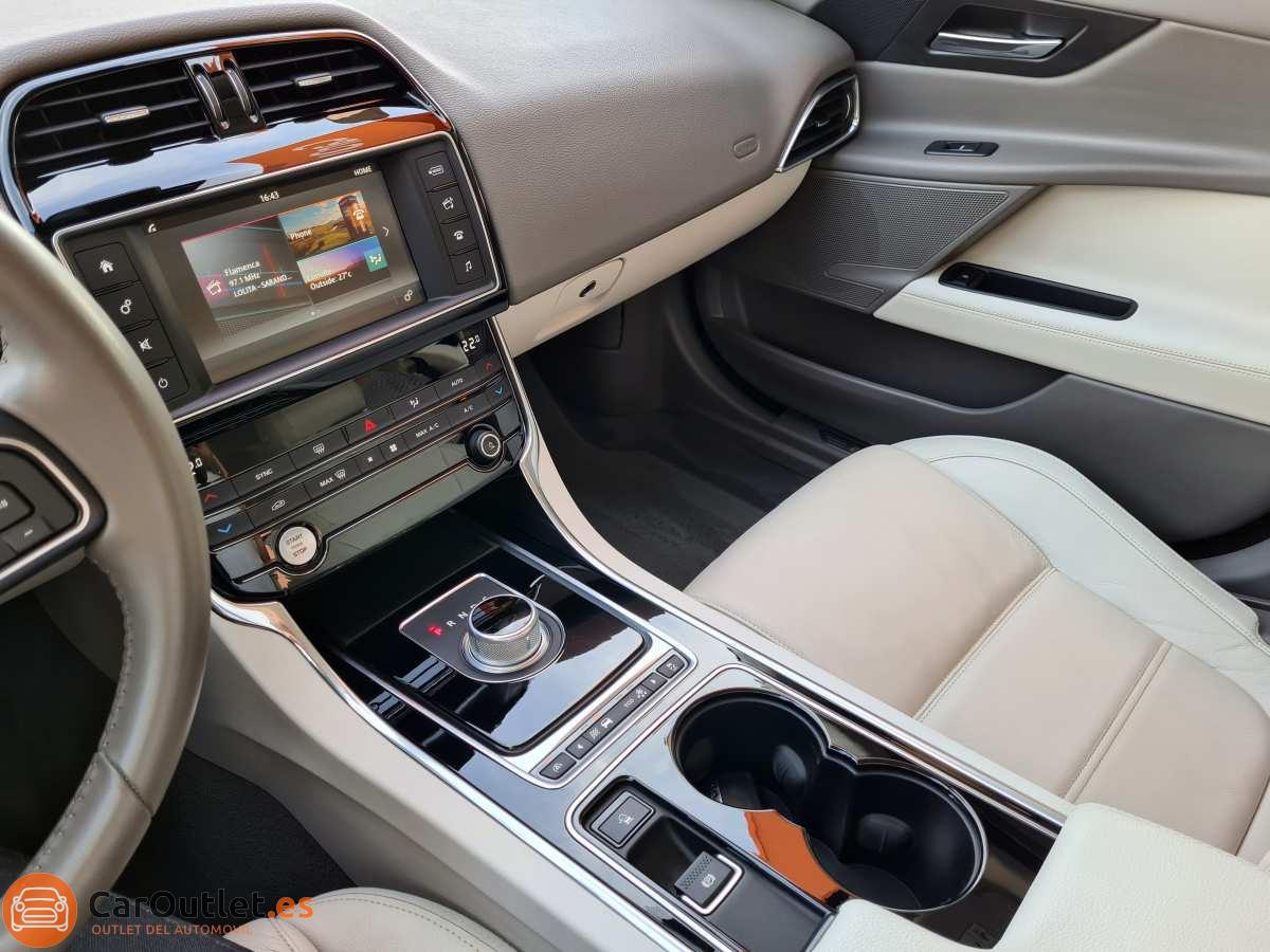 23 - Jaguar XE 2015 - AUTO