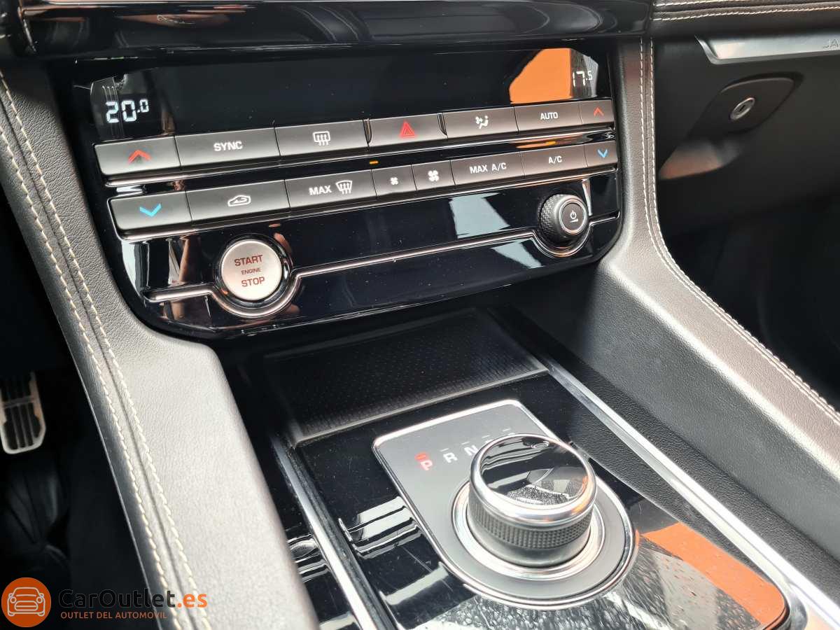 28 - Jaguar F-Pace 2019 - AUTO
